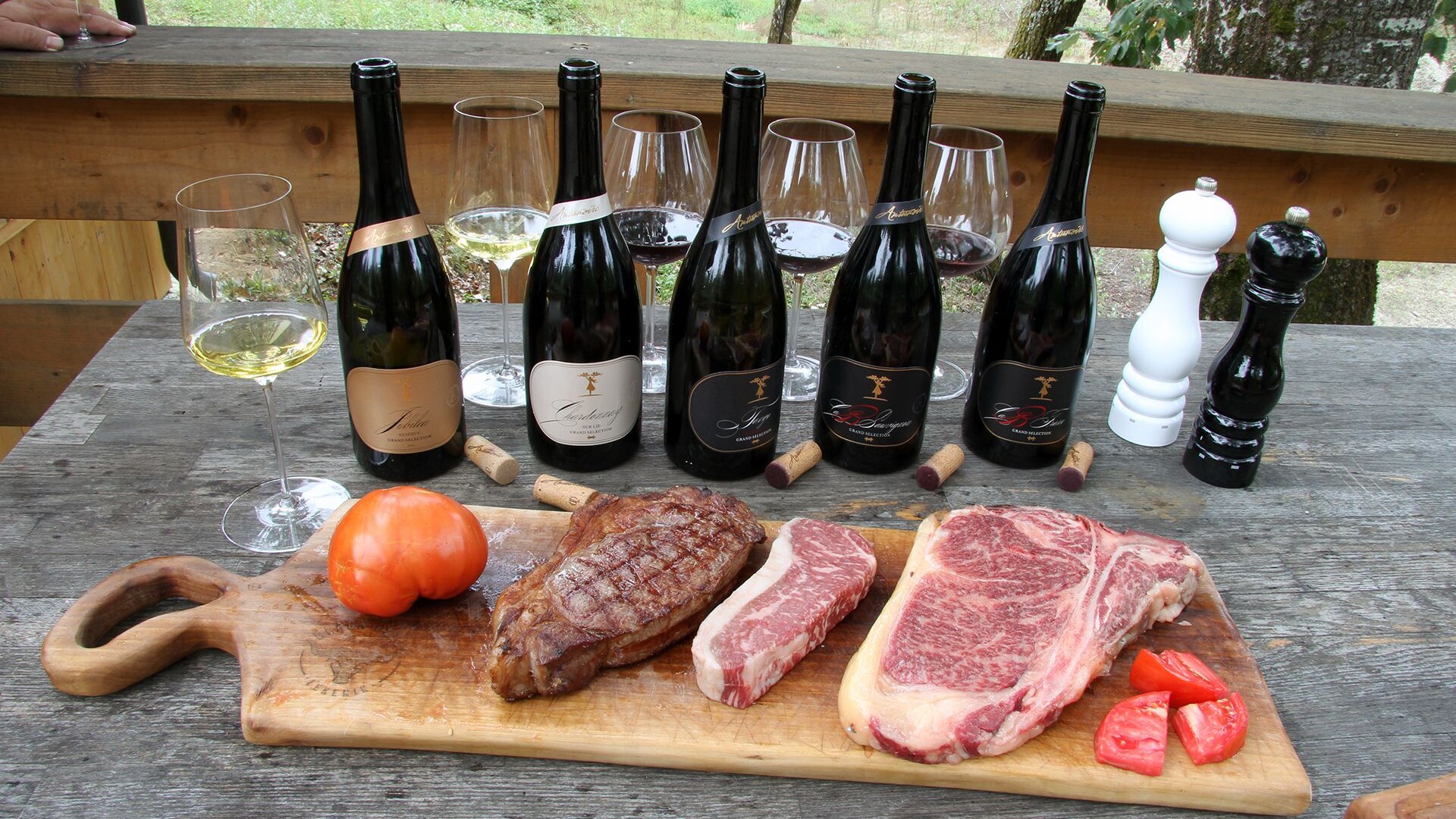 Black Bull Ranch spectacle: Wagyu T-bone steak, Black Angus crossbreed sirloin and Antunović wines from Dalj